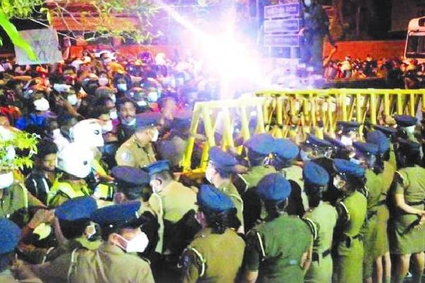 பீறிட்டுக் கிளம்பத் தொடங்கியிருக்கும் கோட்டாவுக்கு எதிரான மக்கள் எழுச்சி! | Gotabaya Buddhist Sinhalese People Protest Crisis
