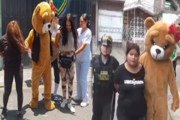 பெண்கள் செய்த காரியம்; கரடி பொம்மை வேடத்தில் சென்று போலீசார் சம்பவம் - வைரல் Video!