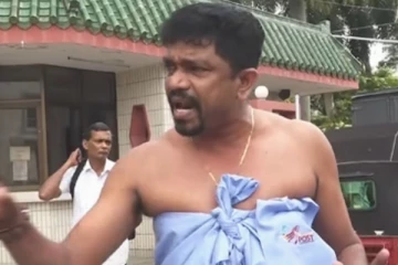 அரைகுறை ஆடையுடன் ஆர்ப்பாட்டத்தில் ஈடுபட்ட தபால் ஊழியரின் பின்னணி ; சபையில் வெளியான விடயம்