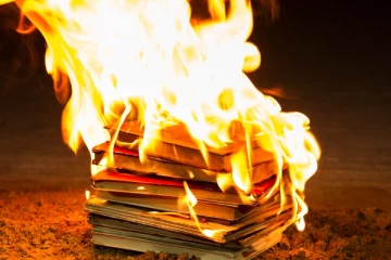 மகளின் பாடப் புத்தகங்களை எரித்த தந்தை