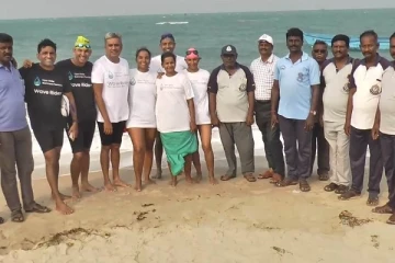 ஒரே நேரத்தில் பாக்கு நீரிணையை நீந்திக் கடந்து எழுவர்!