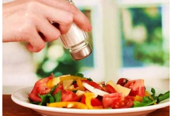 சாப்பிடும் உணவில் உப்பு அதிகரித்தால் என்ன நடக்கும் தெரியுமா?