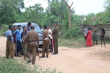 கிளிநொச்சியில் கர்ப்பிணிப் பெண் உட்பட்ட மாற்றுத்திறனாளி ஆகியோரை கண்மூடித்தனமாக தாக்கிய பொலிஸார் (Photos)