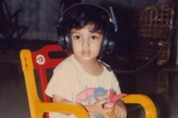 இந்த புகைப்படத்தில் இருக்கும் முன்னணி நட்சத்திரம் யார் தெரியுமா.. தெரிஞ்சா ஷாக் ஆகிடுவீங்க