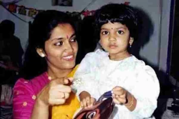 கிளாமர் புகைப்படங்களாக வெளியிட்ட ரசிகர்களை திக்குமுக்காட வைக்கும் நடிகையின் சிறுவயது போட்டோ- யார் தெரியுமா?