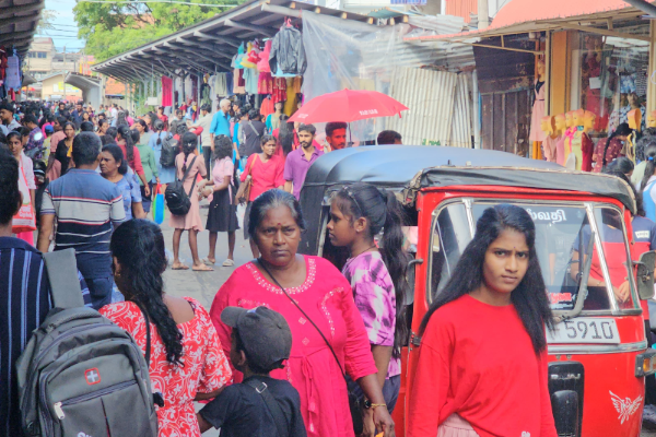 யாழ். நகரத்தில் சன நெரிசல்; புத்தாடை வாங்க முண்டியடித்த மக்கள் | Crowded Jaffna City People Rushing Buy New Clothes