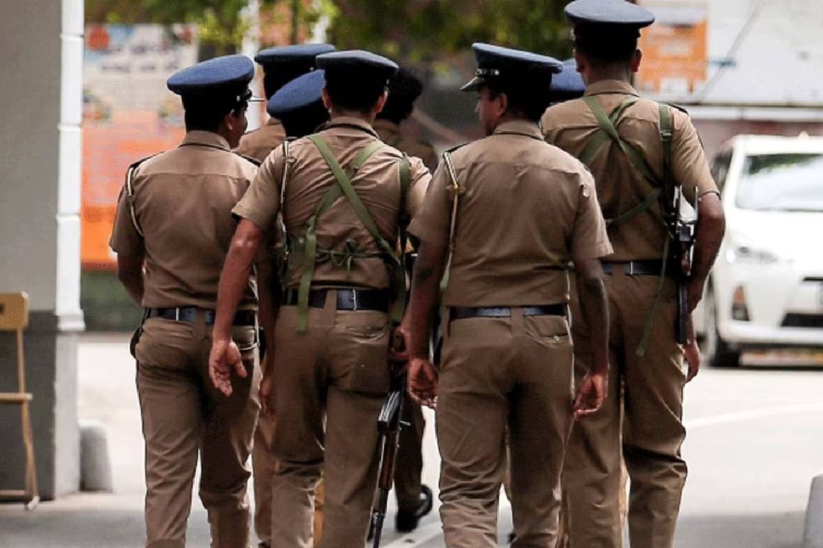 மட்டக்களப்பில் மதுபானம் அருந்திய பொலிஸ் அதிகாரி பணி இடைநீக்கம்! | Police Constable Suspended Duty Alcohol