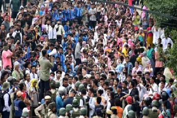 வெடிக்கும் வன்முறை; பல மாவட்டங்களில் ஊரடங்கு - விரையும் துணை ராணுவம்!