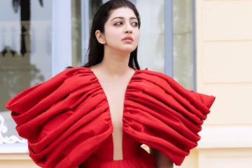 நடிகை பிரணிதா கவர்ச்சி உடையில் Cannes திரைப்பட விழா கிளிக்ஸ்