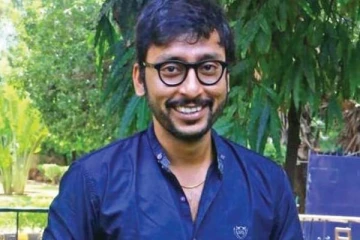 புதிய கார் வாங்கிய நடிகர் ஆர்.ஜே.பாலாஜி- தனது மனைவியுடன் அவர் எடுத்த போட்டோ