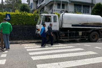 பாரவூர்தி மோதி இருவர் படுகாயம்