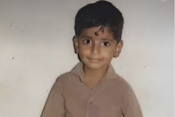 இந்த புகைப்படத்தில் இருக்கும் முன்னணி ஹீரோ யார் தெரியுமா? அட, இவரா | Actor Sivakarthikeyan Childhood Photo