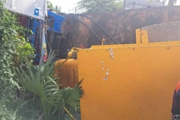 யாழில் விபரீதத்தில் முடிந்த முயற்சி ; நடுவீதியில் கவிழ்ந்த கனரக வாகனம்