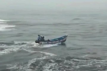 சீரற்ற காலநிலை; நாங்கு மீனவர்களுடன் மாயமான படகு