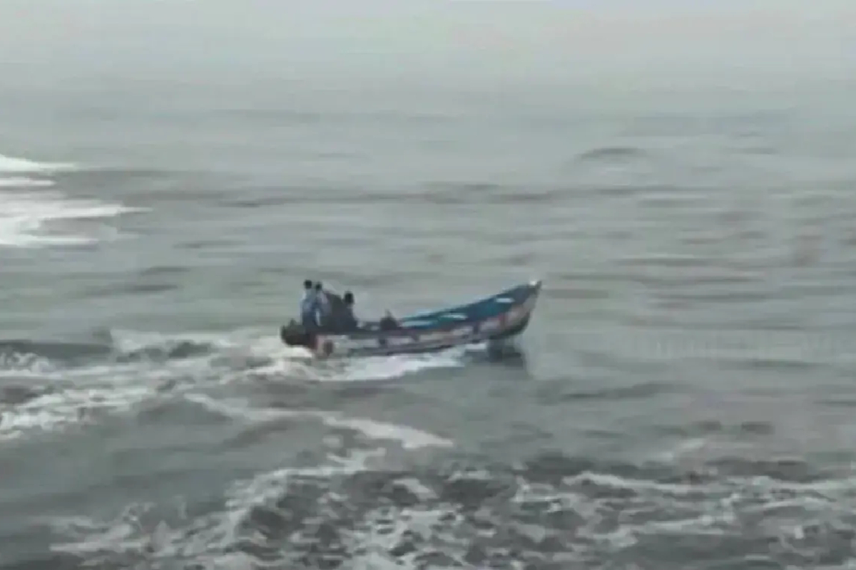 சீரற்ற காலநிலை; நாங்கு மீனவர்களுடம் மாயமான படகு