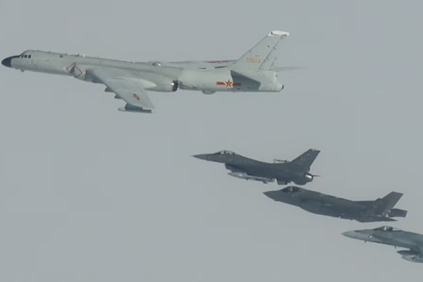 வான் பாதுகாப்பு மண்டலத்துக்குள் நுழைந்த ரஷ்ய சீன விமானங்கள்: போர் விமானங்களை அனுப்பிய தென்கொரியா | Russia China Planes Enter South Korea Defence Zone