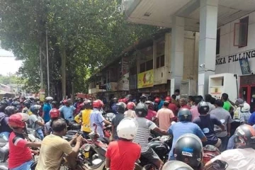 யாழில் எரிபொருளுக்காக  வீதியில் வாடும் மக்கள்!