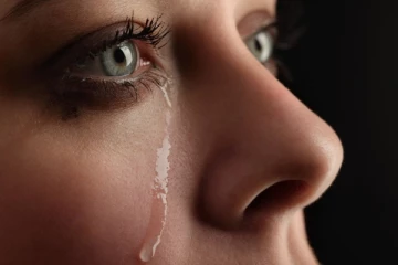 கொரோனா வைரஸ் கண்ணீர் வழியாக  பரவுகிறதா? ஆய்வில் வெளிவந்த புதியதகவல்