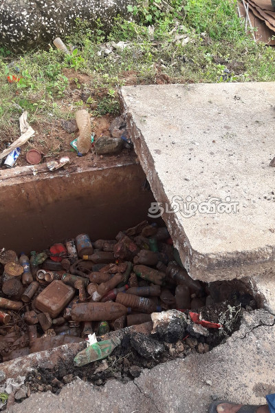 வடிகாலுக்குள் கிடந்த கழிவுப்பொருட்கள்: மக்களின் பொறுப்பற்ற செயல் தொடர்பில் விசனம்(Photos) | Pudukudiyiruppu Environment Is A Problem