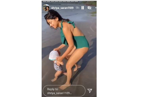 தனது மகளுடன் கடற்கரையில் விளையாடிய நடிகை ஸ்ரேயா, ரசிகர்களை கவர்ந்த வீடியோ.. | Shreya Playing With His Daughter