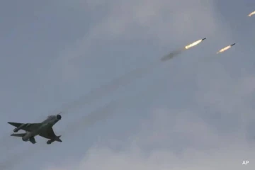 தவறுதலாக மார்க்கெட் மீது தாக்குதல் நடத்திய விமானப் படை - 200 பொதுமக்கள் உயிரிழப்பு