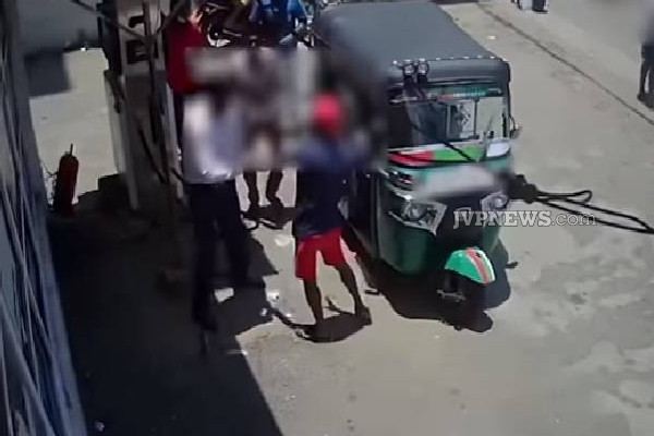 எரிபொருள் நிரப்பு நிலைய முகாமையாளரை கொடூரமாக தாக்கிய குண்டர்கள்! (Photos) | Some Person S Attack Petrol Station Manager