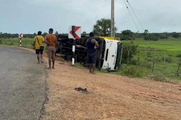 அரிசி மூட்டைகளுடன் தடம்புரண்ட லொறி ; தமிழர் பகுதியில் சம்பவம்