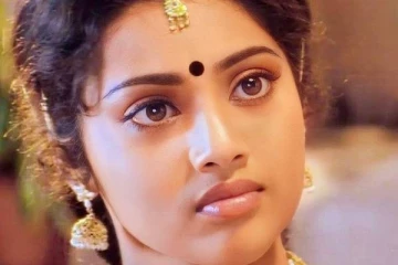 சொட்ட சொட்ட நனைந்த படி நீச்சல் உடை!! வைரலாகும் நடிகை மீனாவின் வீடியோ..