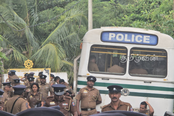 தையிட்டியில் வெடித்த போராட்டம் : பெருமளவில் குவிக்கப்பட்டுள்ள பொலிஸார் - LIVE | Protests Erupt In Thaiyitty Police Deployment தையிட்டியில் வெடித்த போராட்டம் : பெருமளவில் குவிக்கப்பட்டுள்ள பொலிஸார் - LIVE | Protests Erupt In Thaiyitty Police Deployment