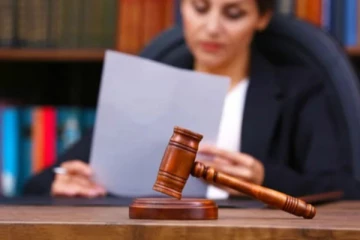 நீதிமன்ற அவமதிப்பு; பெண் சட்டத்தரணியை விடுவிக்க உத்தரவு