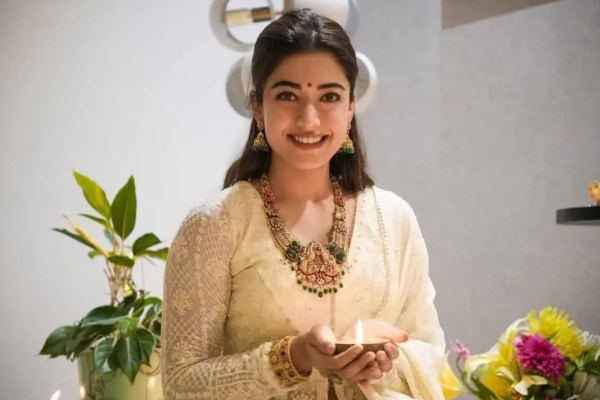 இந்த புகைப்படத்தில் இருக்கும் சிறுமி மிகவும் பிரபலமான முன்னணி நடிகை.. யார் தெரியுமா | Indian Cinema Top Actress Childhood Photo இந்த புகைப்படத்தில் இருக்கும் சிறுமி மிகவும் பிரபலமான முன்னணி நடிகை.. யார் தெரியுமா | Indian Cinema Top Actress Childhood Photo