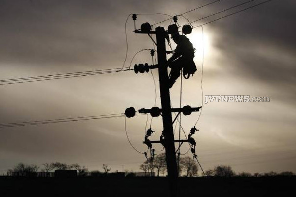 இலங்கையில் காதலிக்காக இளைஞன் ஒருவர் மேற்கொண்ட பரபரப்பு செயல்! | Lover Climbed Power Line Protest For Girlfriend