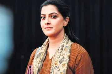 நடிகை வரலட்சுமி சரத்குமார் Teenage வயதில் எப்படி உள்ளார் பாருங்க- இதுவரை பார்க்காத போட்டோ