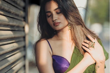 நடிகை தேஜு அஸ்வினி சேலையில் அழகிய போஸ்