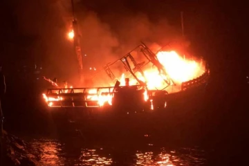 மீன்பிடி படகிலும் திடீரென வெடித்தது எரிவாயு சிலிண்டர் (படங்கள்)