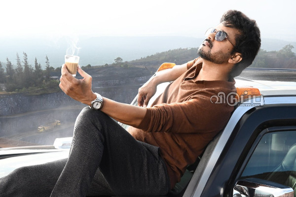 ஒரு விசயத்தை கிளப்பிவிட்டு சைலெண்ட்டா இருப்பார்!! விஜய்யை மோசமாக விமர்சித்த பத்திரிக்கையாளர்.. | Vijay Satist In Her Movie Promotion Journalist