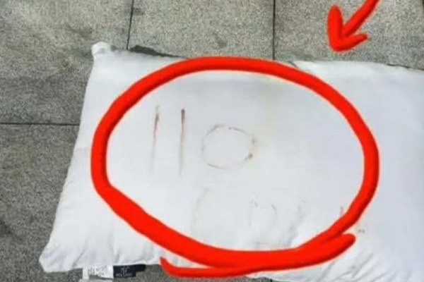 வெள்ளை தலையணையில் “110, 625” எண்கள்! 30 மணி நேரம் ஹோட்டல் அறைக்குள் தவித்த பெண்: மீட்கப்பட்டாரா? woman in China trapped for 30 hours What happened next?