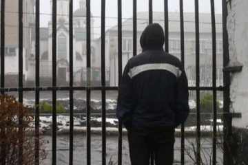 ரஷ்ய பொலிஸ்காரரை கீழே தள்ளிவிட்டவருக்கு 3 ஆண்டு சிறை