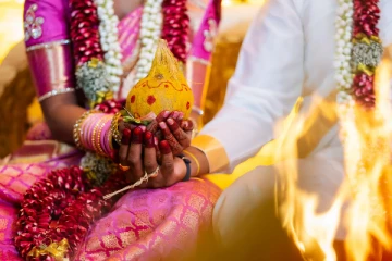 திருமணமான சிலமணி நேரத்தில் உயிரிழந்த தம்பதி; அதிர்ச்சியை ஏற்படுத்திய சம்பவம்