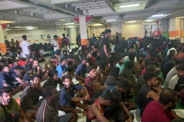 சர்வதேச கடற்பரப்பில் மீட்கப்பட்ட யாழினை சேர்ந்தவர்கள் தொடர்பில் வெளியான புதிய தகவல் | 300 Srilankans Stranded In International Watersl