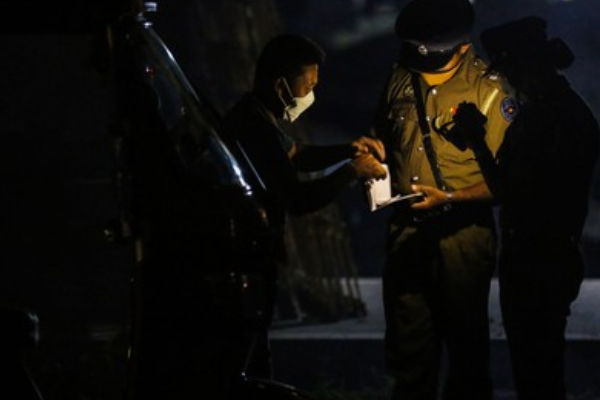 பொலிஸார் நடத்திய துப்பாக்கிச்சூட்டில் ஒருவர் படுகாயம்.. நால்வர் தப்பியோட்டம் என தகவல் | Police Gun Fired In Telahana On Theif