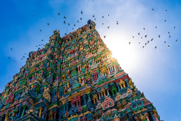 5 most wonderful ancient temples in india in tamil Kailasa Temple, Meenakshi Temple,Brihadeeswarar Temple, Virupaksha Temple, Konark Sun Temple