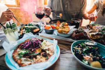 உணவகத்திற்கு சென்ற தம்பதியினருக்கு நடத்தப்பட்ட கொடூரம் ; கணவன் பலி