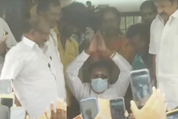 தொண்டர்களை மத்தியில் கம்பீரமாக இரு கைகளை உயர்த்தி வணங்கிய விஜயகாந்த்..!