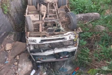 திடீரென 40 அடி பள்ளத்தில் கவிழ்ந்து விபத்தில் சிக்கிய பேருந்து: இருவர் வைத்தியசாலையில் அனுமதி