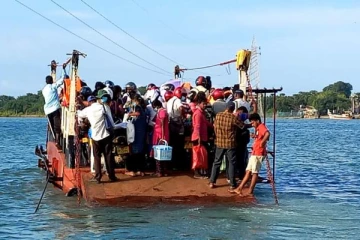 மக்களை ஏற்றாமல் செல்லும் காரைநகர் பாதைப் படகு! பாதையில் செல்லும் பயணிகள் விசனம்