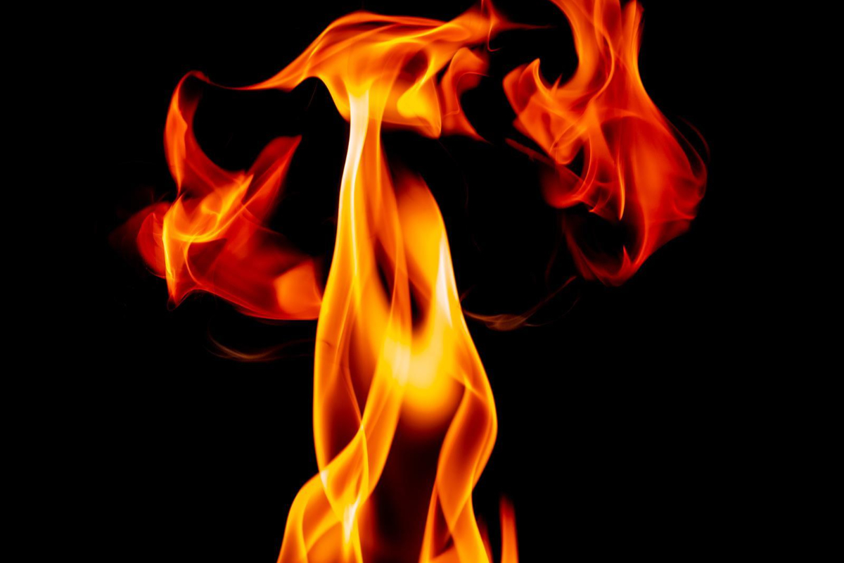 மட்டக்களப்பில் மனைவி மீது தீ வைத்த கணவன்; பெண் உயிரிழப்பு | Husband Sets Wife On Fire In Batticaloa Woman Dies