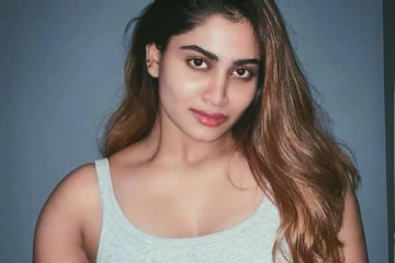 கஷ்டத்துக்கு மத்தியில் இப்படியொரு போஸ்! நடிகை ஷிவானி வெளியிட்ட க்ளாமர் போட்டோஸ்