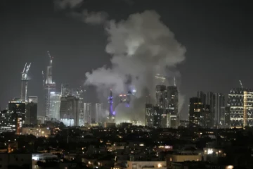 இஸ்ரேல் மீது ஏவுகணை தாக்குதல்; திருப்பி அடிக்கும் ஈரான்; நாடு முழுவதும் அபாய எச்சரிக்கை சைரன்கள்