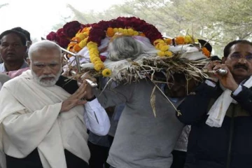 தடுப்பணைக்கு பிரதமர் மோடியின் தாயாரின் பெயர்